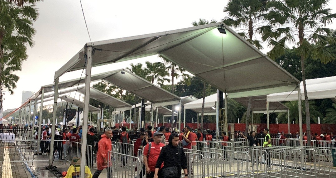 Diguyur Hujan Deras, Ratusan Suporter Timnas Indonesia Mulai Padati SUGBK (FOTO:MNC Media)