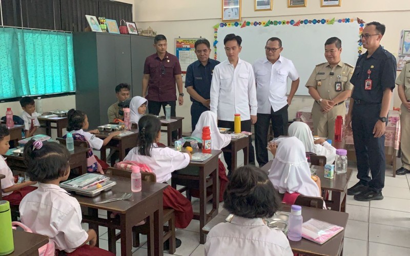 Wapres Gibran Rakabuming Raka bertemu kembarannya saat meninjau makan bergizi gratis. (MNC Media)