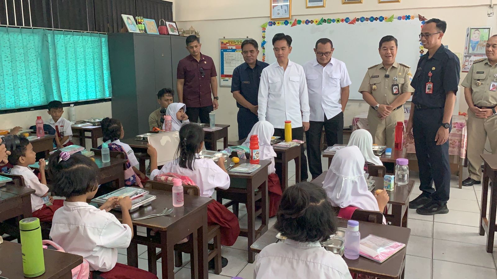 Gibran Tinjau Makan Bergizi Gratis di SDN Slipi 15 dan SLBN 5 Jakarta. (Foto Binti M/MPI)