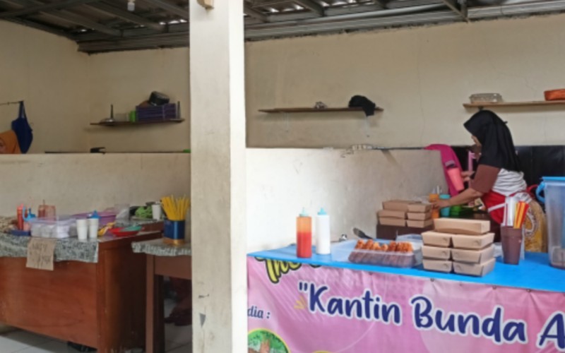 DPRD DKI Jakarta berencana untuk menarik retribusi kantin sekolah. (SMPN 210 Jakarta)