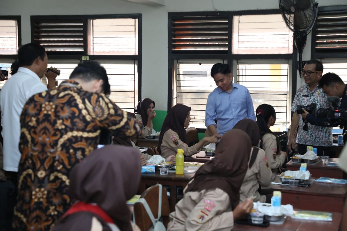 Gibran Kunker ke Jateng, Tinjau Program Makan Gratis di SMKN 7 Semarang. (Foto: Eka/MNC Media)