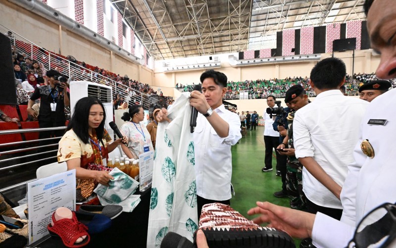 Wakil Presiden Gibran Rakabuming memborong produk UMKM yang menjadi peserta PNM Mekaar di GOR Jatidiri, Kota Semarang, Jawa Tengah. (Foto: IG)