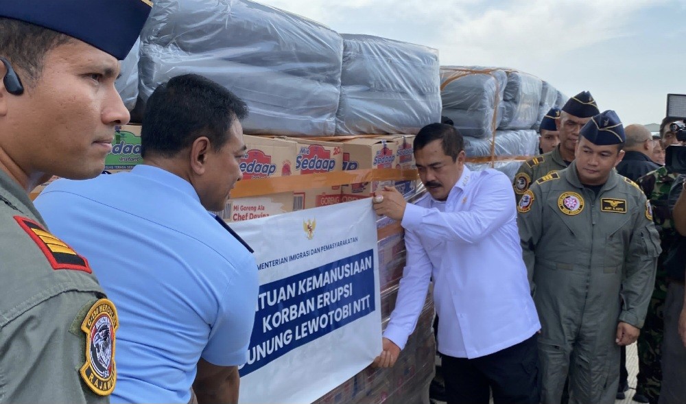 Kementerian Imigrasi Serahkan Bantuan untuk Korban Erupsi Gunung Lewotobi (FOTO:Dok Ist)