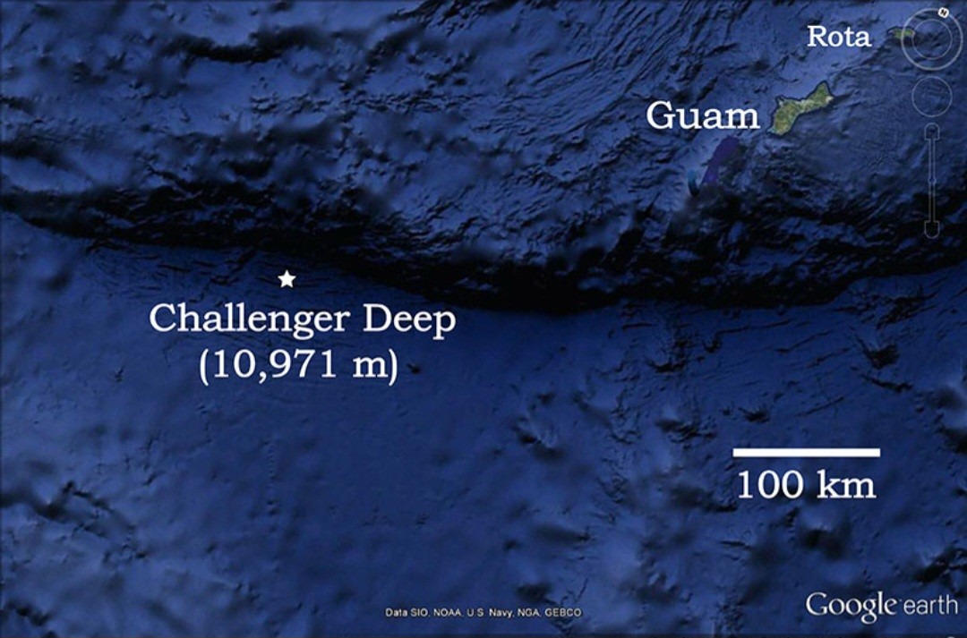 Foto satelit yang menunjukkan lokasi lautan terdalam yang diketahui di dunia, Challenger Deep. (Foto: Google Earth)