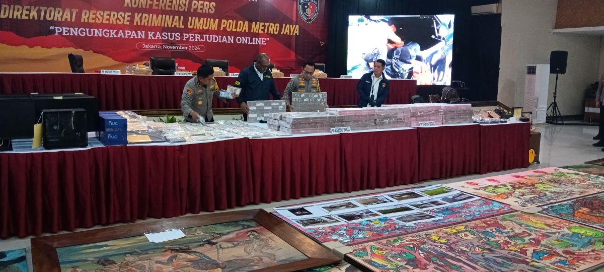 Polda Metro Jaya Pamer Tumpukan Uang Rp76 Miliar dari Kasus Judi Online Pegawai Komdigi. (Foto: MNC Media)