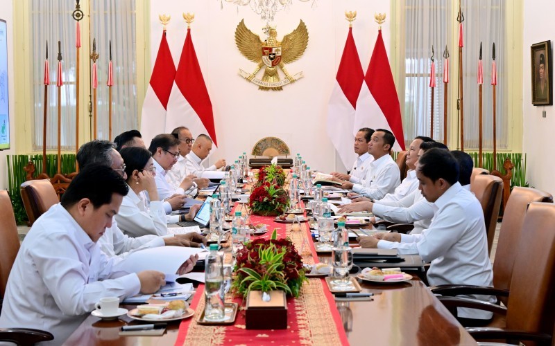 Presiden Prabowo Subianto menggelar rapat terbatas, di Istana Kepresidenan Jakarta, Jumat (17/1/2025).