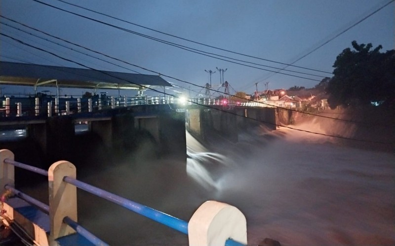 Ketinggian air Sungai Ciliwung di Bendung Katulampa, Kota Bogor meningkat. (Dokumen Bendung Katulampa)