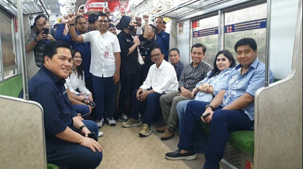 Tinjau Aset BUMN, Erick Thohir dan Menteri Ara Naik KRL. Foto: MNC Media.