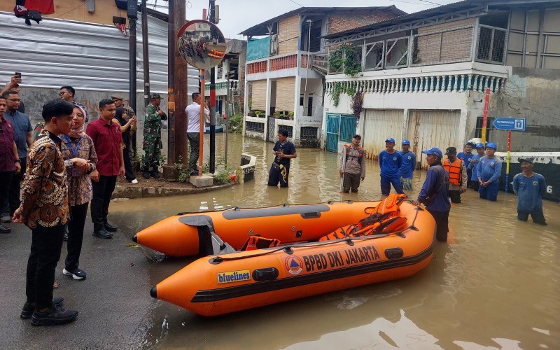 Wapres Gibran Rakabuming Raka meninjau banjir yang melanda kawasan permukiman Kebon Pala, Kampung Melayu, Jakarta Timur, Kamis (28/11/2024).