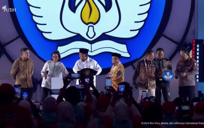 Presiden Prabowo Subianto mengajak para menteri kabinetnya untuk menyanyikan beberapa lagu untuk menghibur para guru.