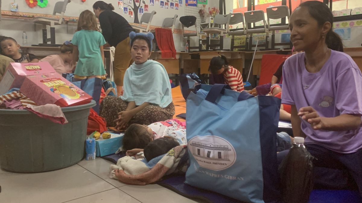 Gibran Kirim Paket Sembako usai Temui Korban Banjir Kebon Pala Jaktim. (Foto: MNC Media)