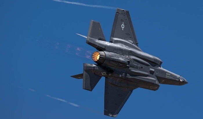 Pesawat tempur F-35 buatan AS sedang bermanuver di udara (ilustrasi). (Foto: Arsip)