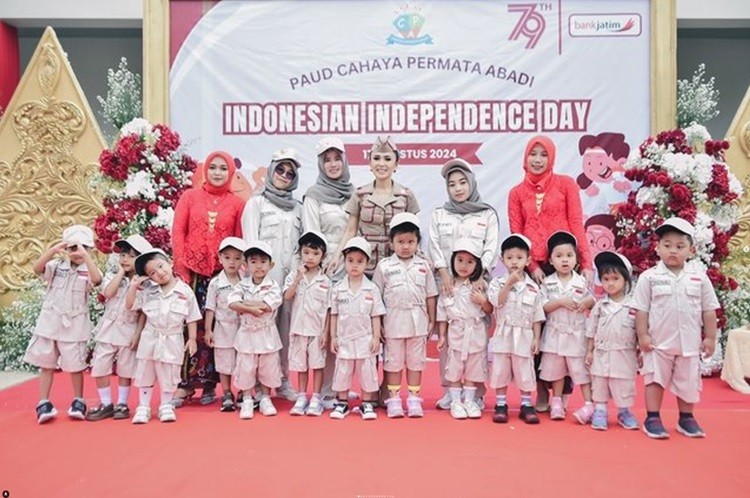 Aktris Yuni Shara menunjukkan kepeduliannya terhadap pendidikan anak usia dini. Dia mendirikan PAUD yang biaya SPP-nya Rp3.500 per bulan. (foto: Instagram).
