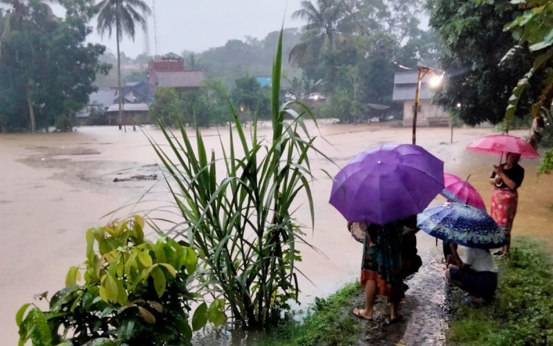 Banjir menerjang wilayah Sukabumi, Jawa Barat, Rabu (4/12/2024). Akibatnya, permukiman warga terendam air. (Ilham Nugraha/MPI)