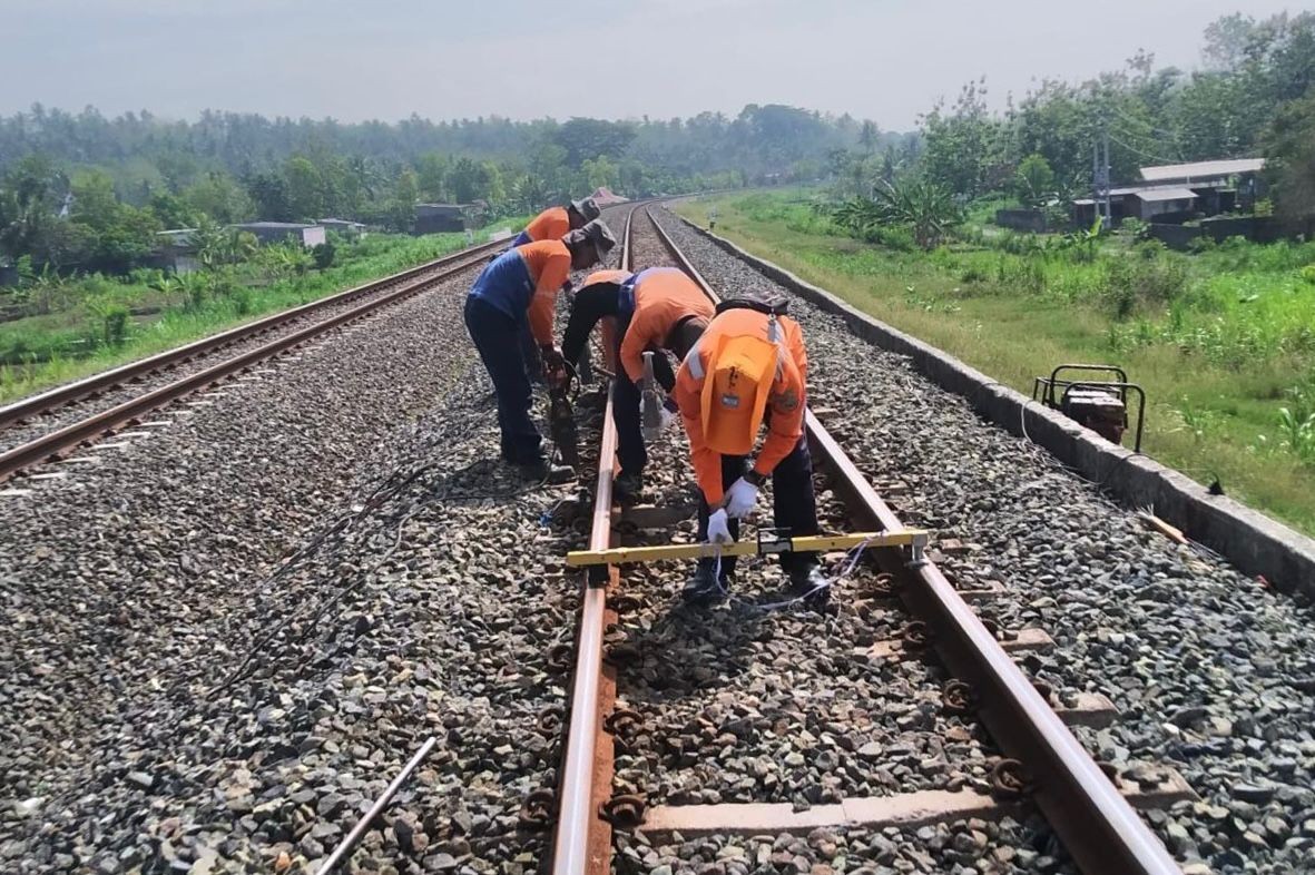 KAI Daop 6 Jaga Keandalan Prasarana 24 Jam untuk Kelancaran Perjalanan Kereta saat Nataru. (Foto: MNC Media)