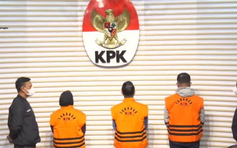 KPK menetapkan tiga tersangka terkait dugaan kasus korupsi di lingkungan Kota Pekanbaru, Riau.