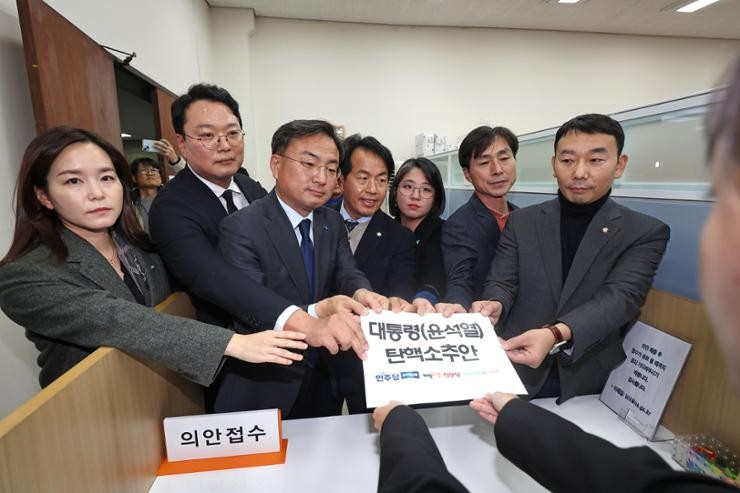 Partai-partai oposisi mengajukan mosi pemakzulkan Presiden Yoon Suk Yeol usai mengumumkan darurat militer pada Selasa malam. (foto: Yonhap)