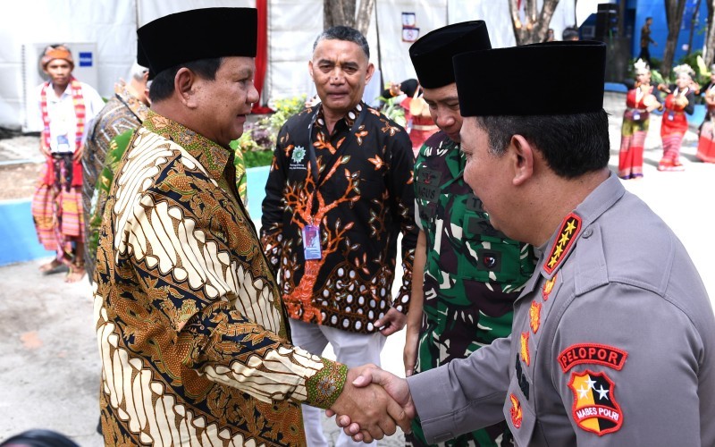 Presiden Prabowo Subianto berkelakar bahwa dirinya bisa saja tidak mengganti Kapolri dan Pangilma TNI saat ini.