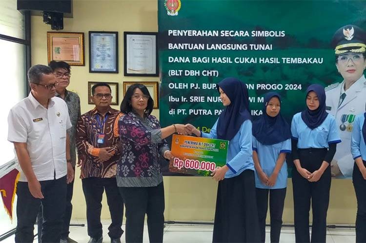 1.056 Buruh Rokok Terima BLT Rp600 Ribu dari Bagi Hasil Cukai Tembakau. (Foto: Kuntadi/MNC Media)
