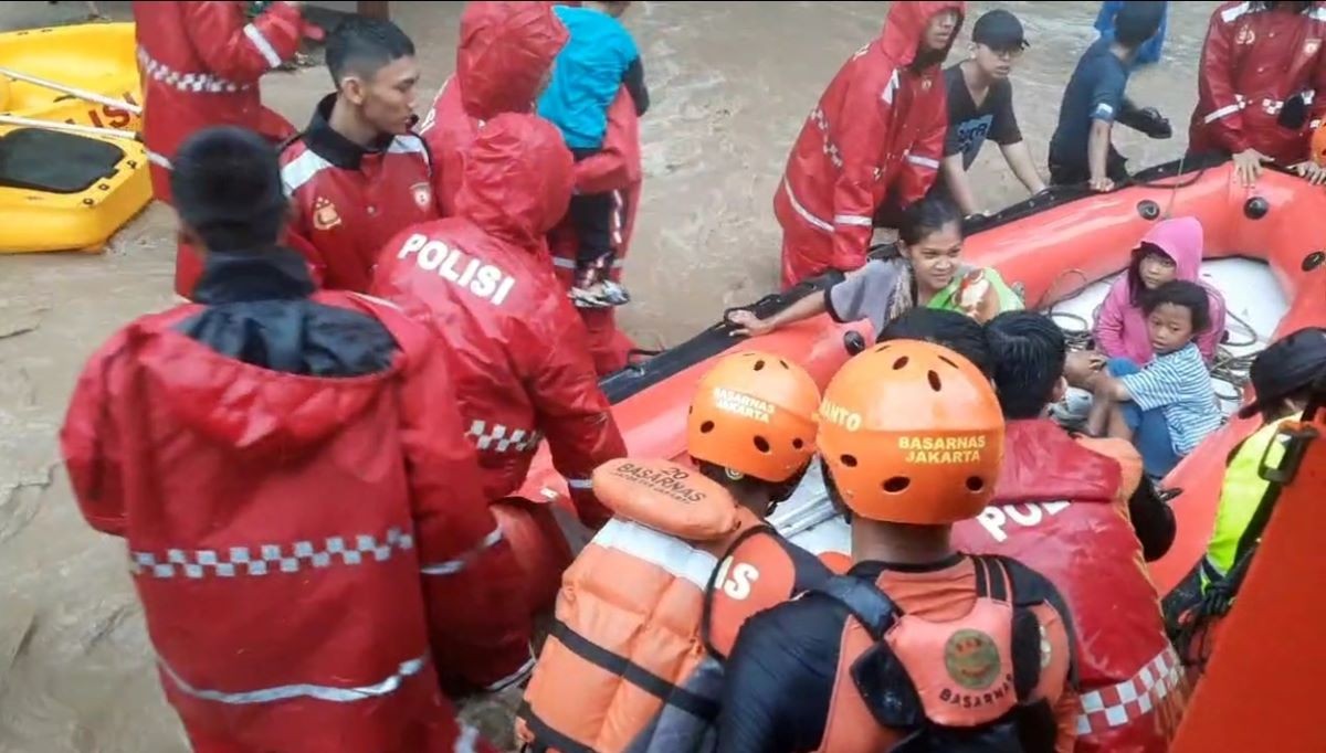 Banjir Bandang Landa Kabupaten Sukabumi, Tim SAR Evakuasi 24 Warga. (Foto: Dok. SAR Sukabumi)