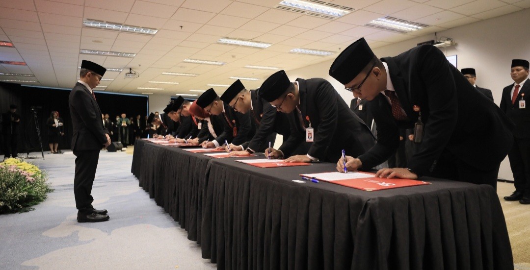 Mahendra Lantik Pimpinan Baru Satuan Kerja Kantor Pusat dan Kepala OJK Daerah (FOTO:Dok OJK)