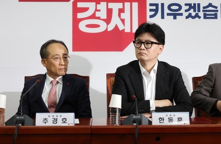 Pemimpin partai berkuasa Korea Selatan Han Dong-hoon meminta Presiden Korsel Yoon Suk Yeol untuk segera mundur. (foto: Yonhap)