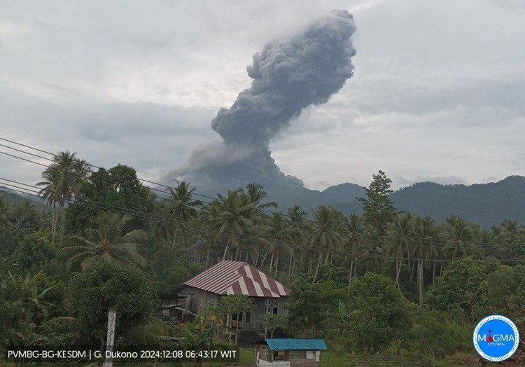 Gunung Api Dukono di Maluku Utara erupsi pada Minggu (8/12/2024). (foto: magma.esdm)