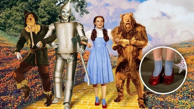 Sepasang sandal ruby yang dipakai aktris Judy Garland di film The Wizard of Oz 1939 dilelang laku senilai USD28 juta (foto: deadline.com)