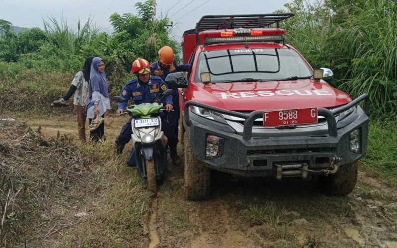 Tim Rescue Damkar mengevakuasi dua perempuan yang tersesat di wilayah Cibodas, Kecamatan Jonggol, Kabupaten Bogor.