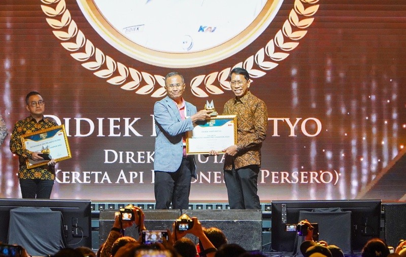 Dirut KAI Sabet Dua Penghargaan di Ajang Marketeer of The Year 2024 (foto ist)