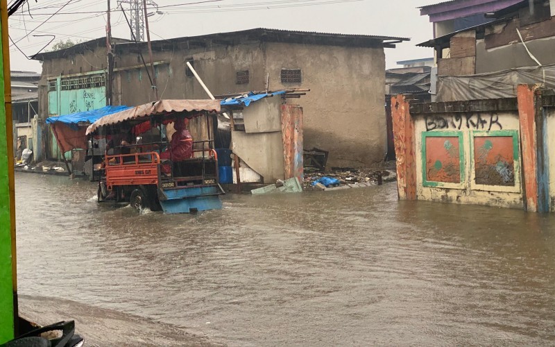 Warga di kawasan Jalan Pengolahan Hasil Perikanan Tradisional, Pluit, Jakarta Utara, meminta pemerintah membangun tanggul di pesisir pantai.