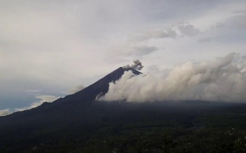 Pusat Vulkanologi dan Mitigasi Bencana Geologi (PVMBG) melaporkan Gunung Semeru meluncurkan abu vulkanik 800 meter di atas puncak.