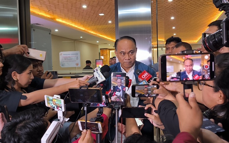 Mantan Menkominfo Budi Arie Setiadi selesai diperiksa penyidik Bareskrim Polri. Dia dicecar 18 pertanyaan oleh penyidik.