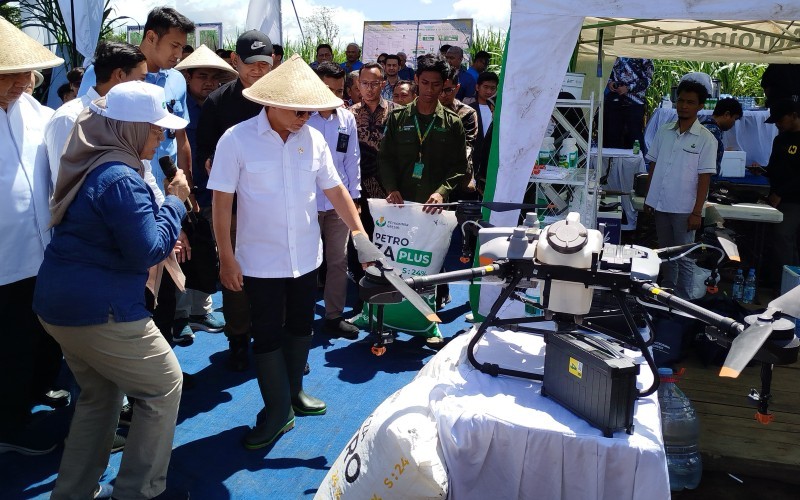 Menko Bidang Pangan Zulkifli Hasan mencoba langsung mengoperasikan drone yang digunakan untuk memudahkan penyiraman air dan pemupukan ke tanaman tebu 