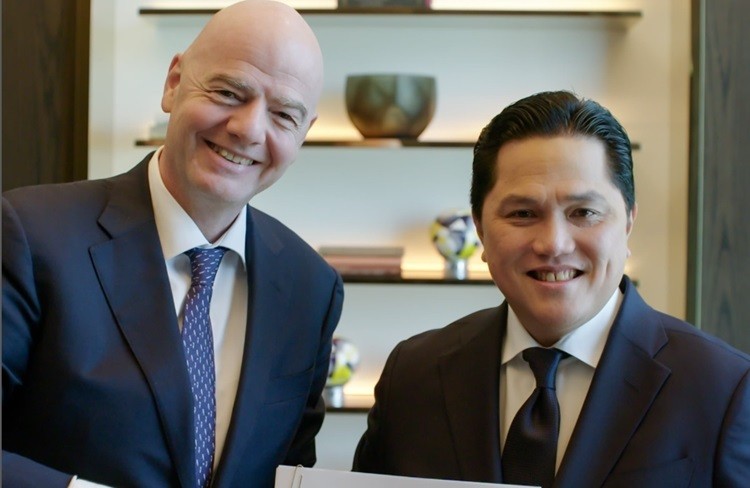 Presiden FIFA Gianni Infantino memberikan penghargaan kategori Gold kepada PSSI dari FIFA Forward Awards for Asian Member Associations. (foto: instagram)