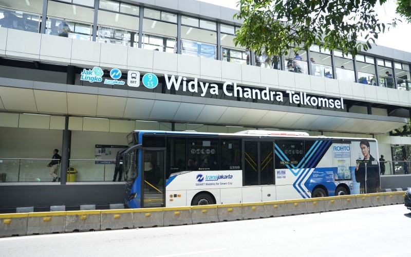 Dengan pembelian naming rights Halte Transjakarta tersebut, maka namanya berubah menjadi Halte Widya Chandra Telkomsel. (Foto: Dok. Transjakarta)