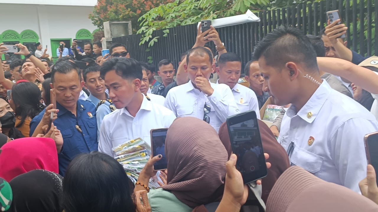 Bagi-Bagi Buku dan Susu Gratis, Gibran Diserbu Warga Cinambo Bandung. (Foto Agi Ilman/MPI)