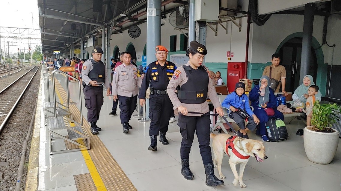 Mulai Dipadati Penumpang, Anjing Pelacak K9 Diterjunkan di Stasiun Pasar Senen. (Foto Istimewa)