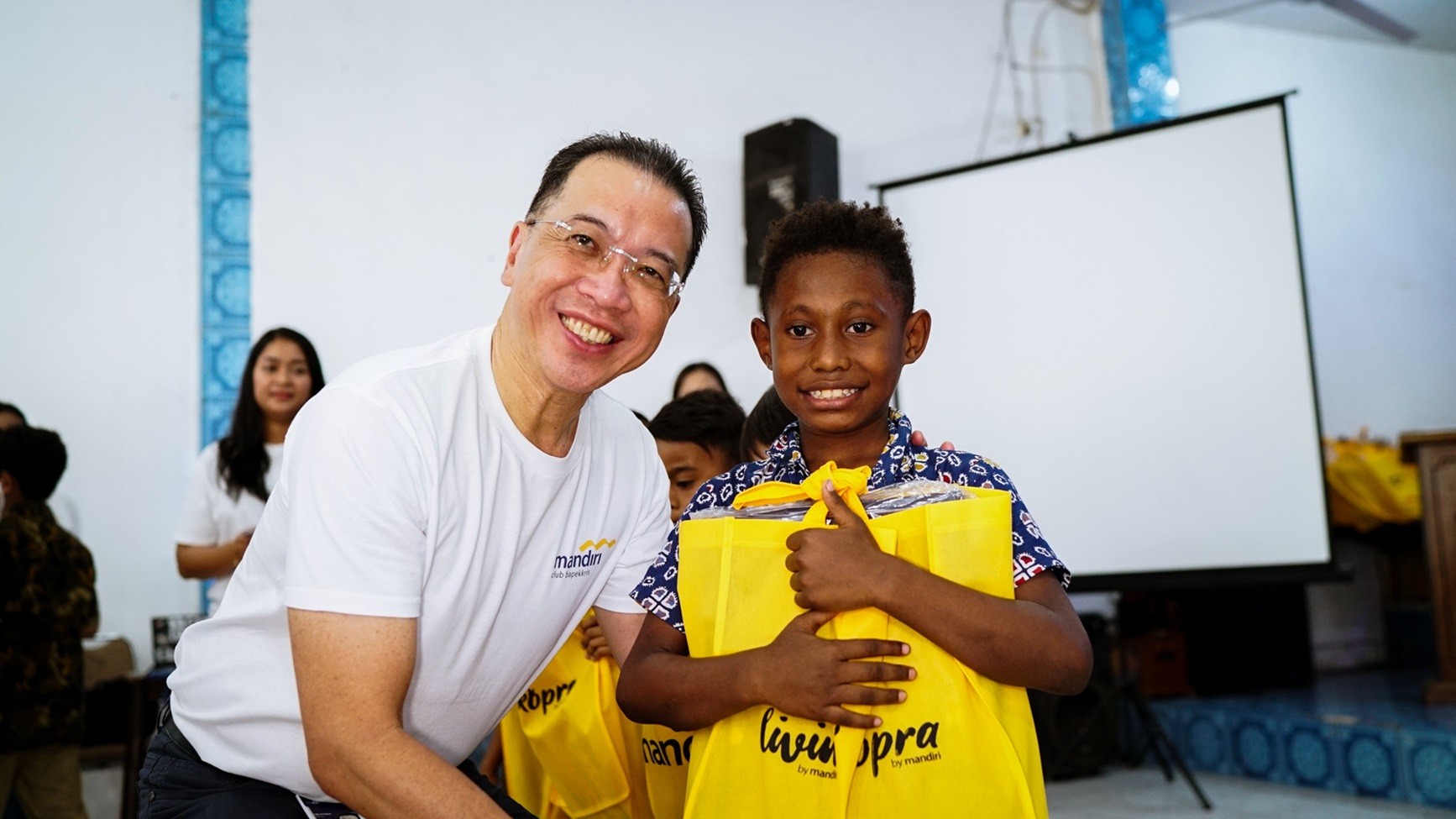 Sambut Natal, Bank Mandiri (BMRI) Bagikan 2.000 Paket Alat Sekolah, Kesehatan hingga Kebutuhan Pokok. (Foto Istimewa)