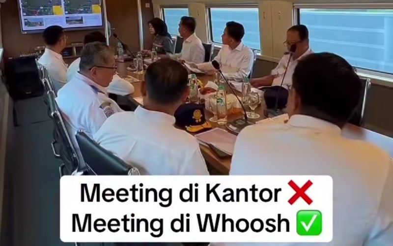 Wakil Presiden RI, Gibran Rakabuming memimpin rapat di dalam Kereta Cepat Jakarta-Bandung alias Whoosh. (Foto: MNC Media)