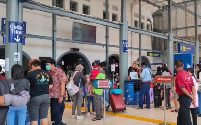 38.063 Orang Mudik dari Stasiun Pasar Senen dan Gambir di H-8 Lebaran. Foto: MNC Media.