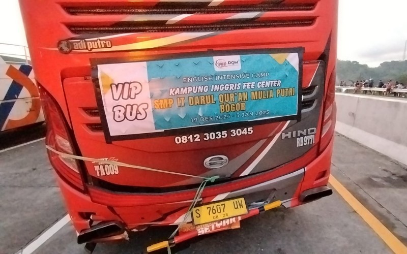 Kecelakaan antara Bus Parisiwata dan truk terjadi di Jalan Tol Malang - Pandaan, Malang, Jawa Timur. (Avirista Midadaa/MPI)
