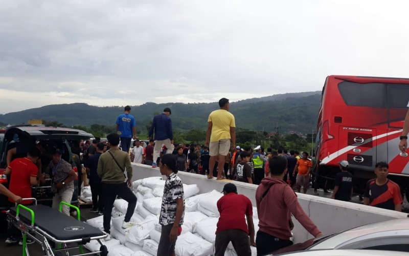 Kecelakaan terjadi di Jalan Tol Malang - Pandaan, Jawa Timur. Kecelakaan ini melibatkan truk dan bus pariwisata. (Avirista Midadaa/MPI)