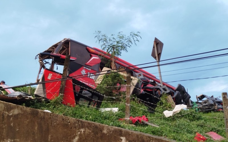 Penampakan bus usai terlibat kecelakaan di Jalan Tol Pandaan - Malang, Jawa Timur. (Avirista Midadaa/MPI)