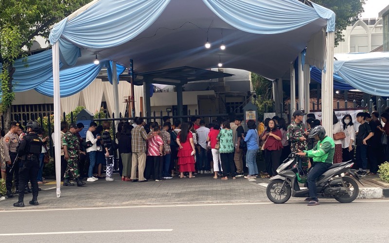 Ratusan jemaat mulai hadir di Gereja Katedral Jakarta, menjelang malam Misa Natal, Selasa (24/12/2024).