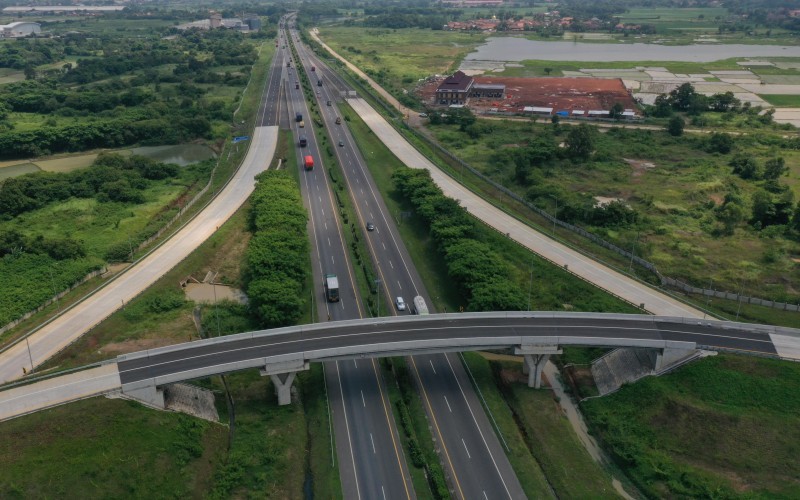 Volume kendaraan menuju kawasan wisata Pantai Anyer dan Carita di Banten diprediksi membludak saat libur Natal dan Tahun Baru 2025. (Wijaya Karya)