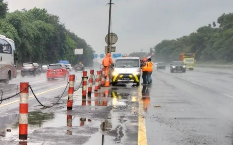 Rekayasa lalu lintas contraflow di Jalan Tol Jakarta-Cikampek arah Cikampek dihentikan atas diskresi Kepolisian (Danandaya Arya Putra/MPI)