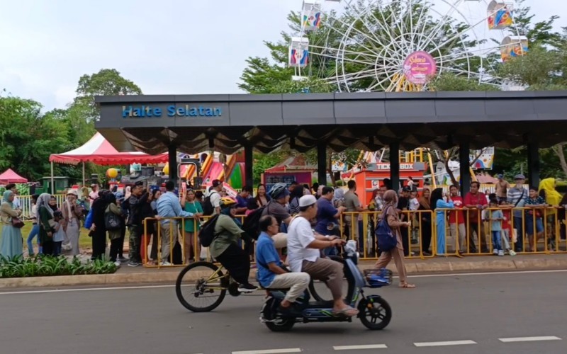Ribuan pengunjung memadati TMII pada hari Libur Natal 2024, Rabu (25/12/2024). (Nur Khabibi/MPI)