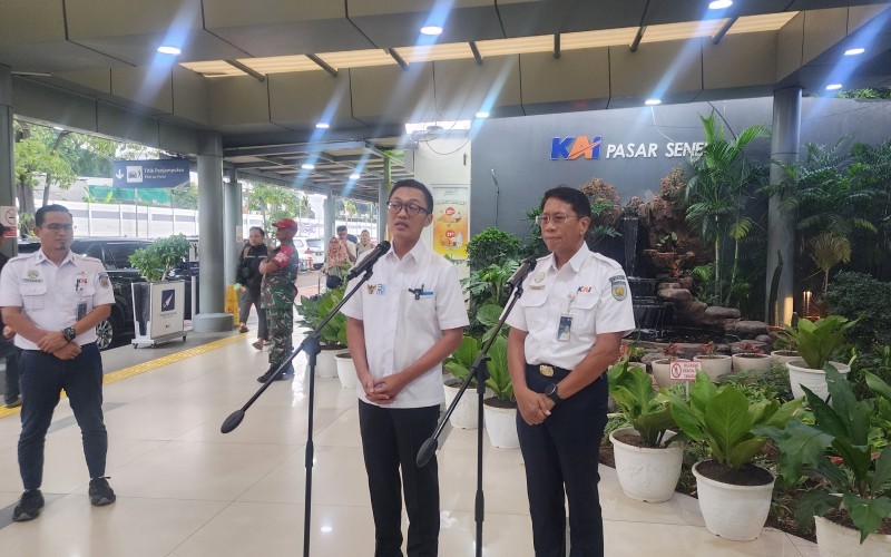 Wamen BUMN Aminuddin Ma’ruf meninjau Stasiun Pasar Senen, Jakarta Pusat, Senin (25/12/2024).