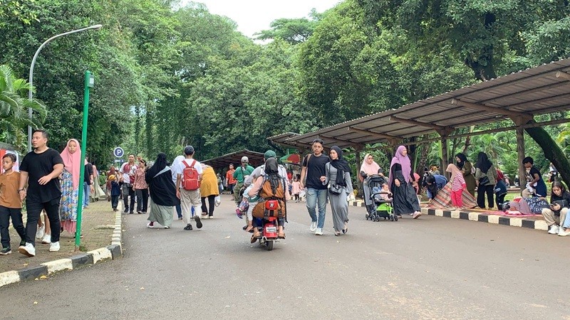 Libur Nataru Tiba, Ragunan Banjir Pengunjung Hari Ini (foto binti)